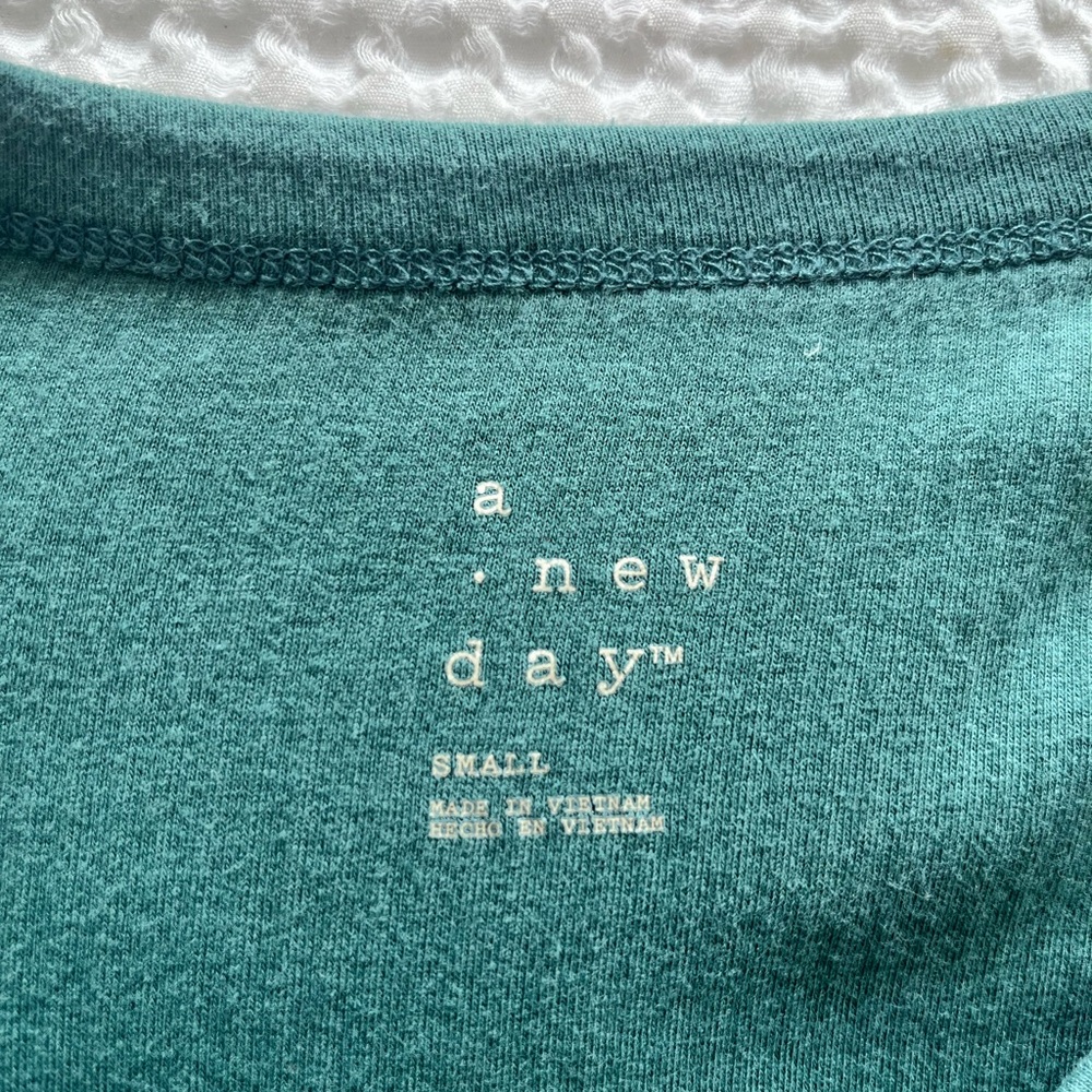Green basic tshirt - Picture 2 of 2
